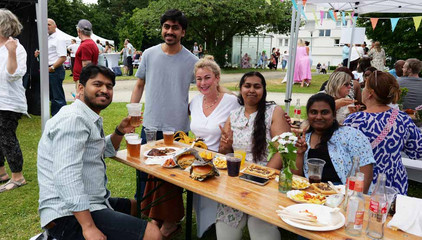 Mehrere Mitarbeitende sitzen um eine im Freien aufgestellte Bierbank mit Essen, Getränken und Blumenschmuck beim Sommerfest 2026 auf dem Gesundheitscampus Volksdorf des Evangelischen Amalie Sieveking Krankenhauses, der Residenz am Wiesenkamp, des Feierabendhauses Volksdorf und der Albertinen Kindertagesstätte Volksdorf. Mehrere Mitarbeitende sitzen um eine im Freien aufgestellte Bierbank mit Essen, Getränken und Blumenschmuck beim Sommerfest 2026 auf dem Gesundheitscampus Volksdorf des Evangelischen Amalie Sieveking Krankenhauses, der Residenz am Wiesenkamp, des Feierabendhauses Volksdorf und der Albertinen Kindertagesstätte Volksdorf.