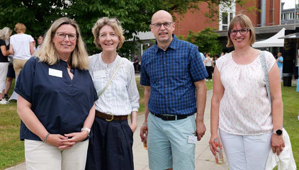 Prof. Dr. med. Ernst von Dobschütz mit Mitarbeitenden beim Sommerfest 2026 auf dem Gesundheitscampus Volksdorf des Evangelischen Amalie Sieveking Krankenhauses, der Residenz am Wiesenkamp, des Feierabendhauses Volksdorf und der Albertinen Kindertagesstätte Volksdorf. Prof. Dr. med. Ernst von Dobschütz mit Mitarbeitenden beim Sommerfest 2026 auf dem Gesundheitscampus Volksdorf des Evangelischen Amalie Sieveking Krankenhauses, der Residenz am Wiesenkamp, des Feierabendhauses Volksdorf und der Albertinen Kindertagesstätte Volksdorf.