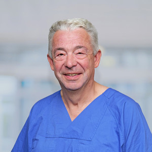 Portraitfoto von Dr. Zoran Mihajvovic, Facharzt im Albertinen Wirbelsäulenzentrum am Standort Hamburg-Schnelsen im Albertinen Krankenhaus, mit blauer Funktionskleidung.