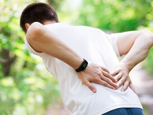 Rückenschmerzen können plötzlich auftreten